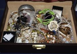 A quantity of costume jewellery.