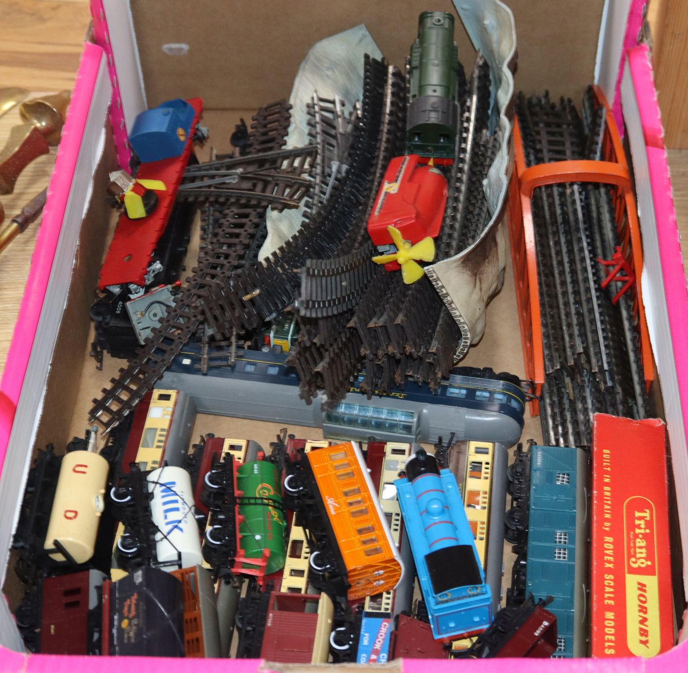 A quantity of 00 gauge locomotives, rolling stock and track, to include Hornby, triang and Athearn - Image 2 of 2