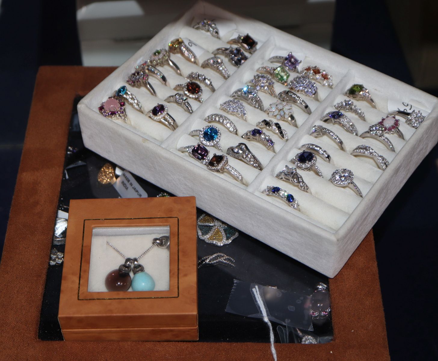 A large quantity of assorted silver and white metal dress rings (approx. 100).