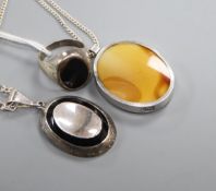 A modern silver and agate set pendant necklace, a Mexican 925 pendant and a silver and hardstone?