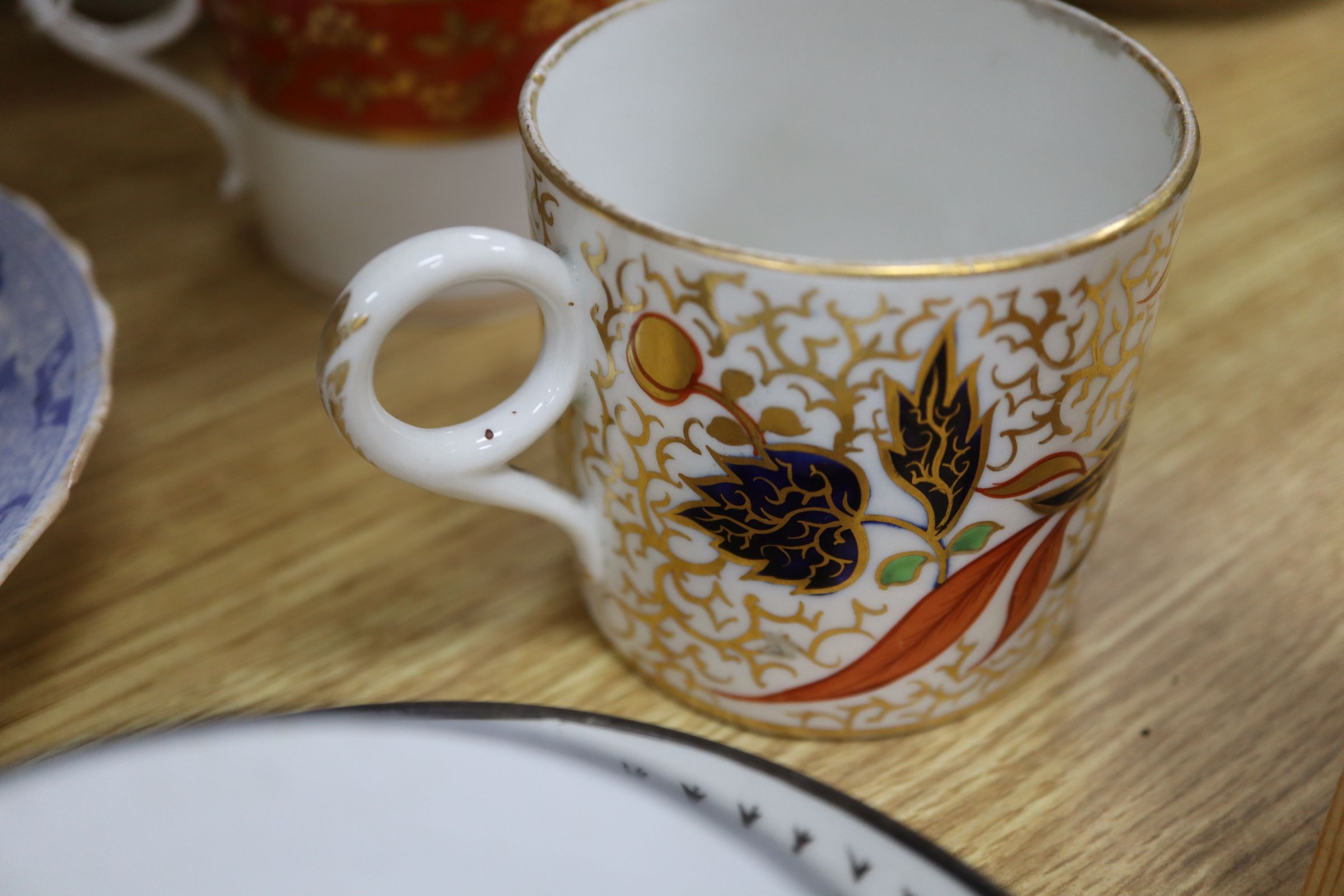 A collection of miscellaneous English and Chinese porcelain tea bowls, saucers, coffee cans and - Image 8 of 10