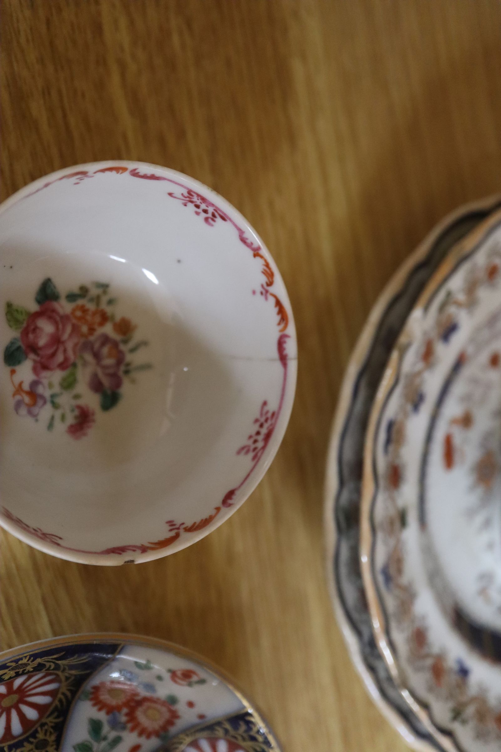 A collection of miscellaneous English and Chinese porcelain tea bowls, saucers, coffee cans and - Image 10 of 10