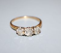 An 18ct and three stone diamond ring, size O/P.