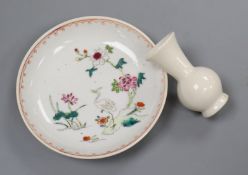A Chinese famille rose saucer dish, 18th century and a 17th century Dehua vase diameter 11cm
