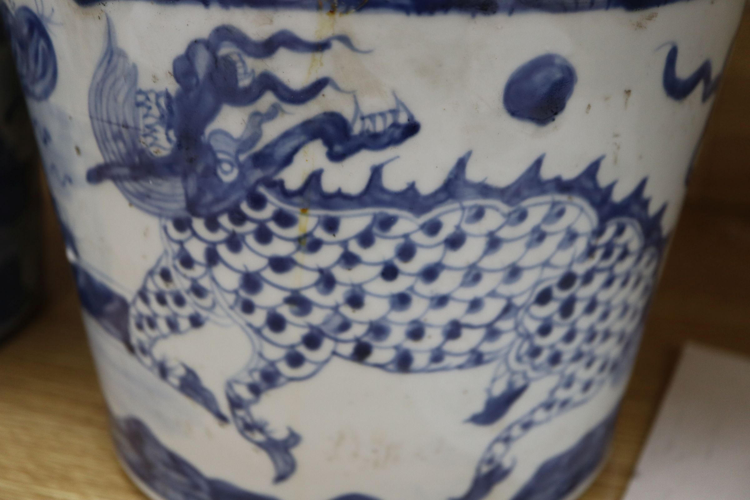 A pair of Chinese blue and white 'qilin' ice pails height 20cm - Image 4 of 5