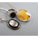 A modern silver and agate set pendant necklace, a Mexican 925 pendant and a silver and hardstone?