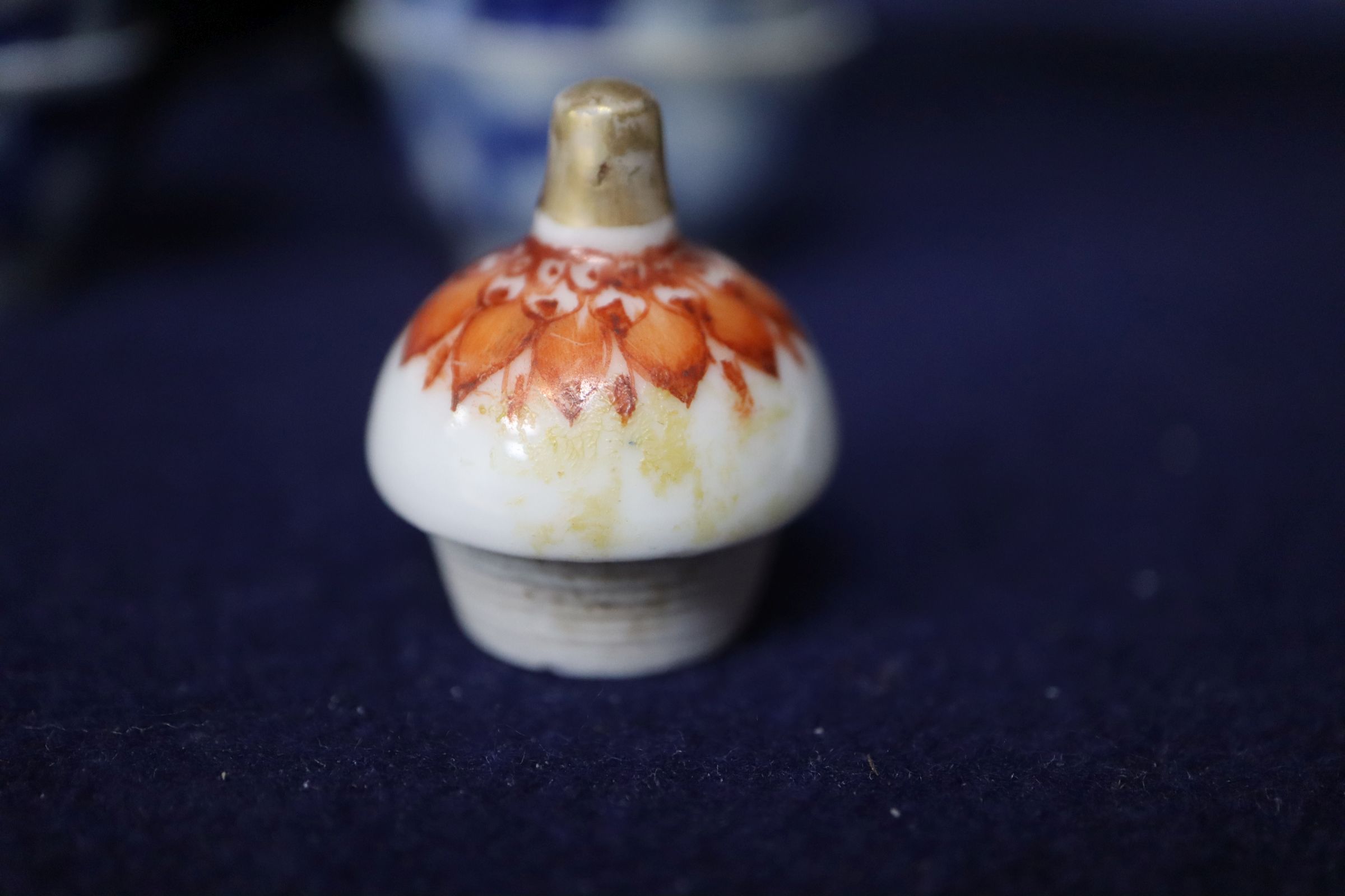 A Chinese rouge de fer and gilt 'dragon' snuff bottle vase and cover and a snuff bottle, late 19th - Image 7 of 8