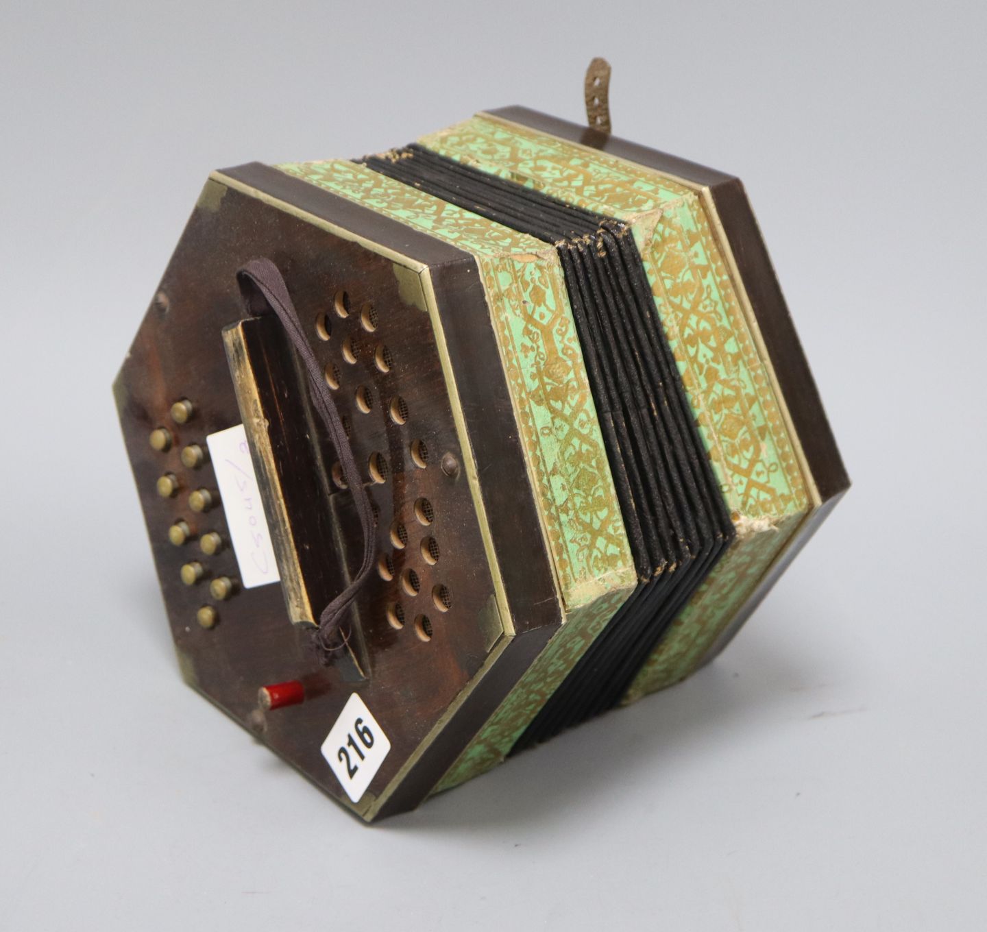 A concertina width 17cm