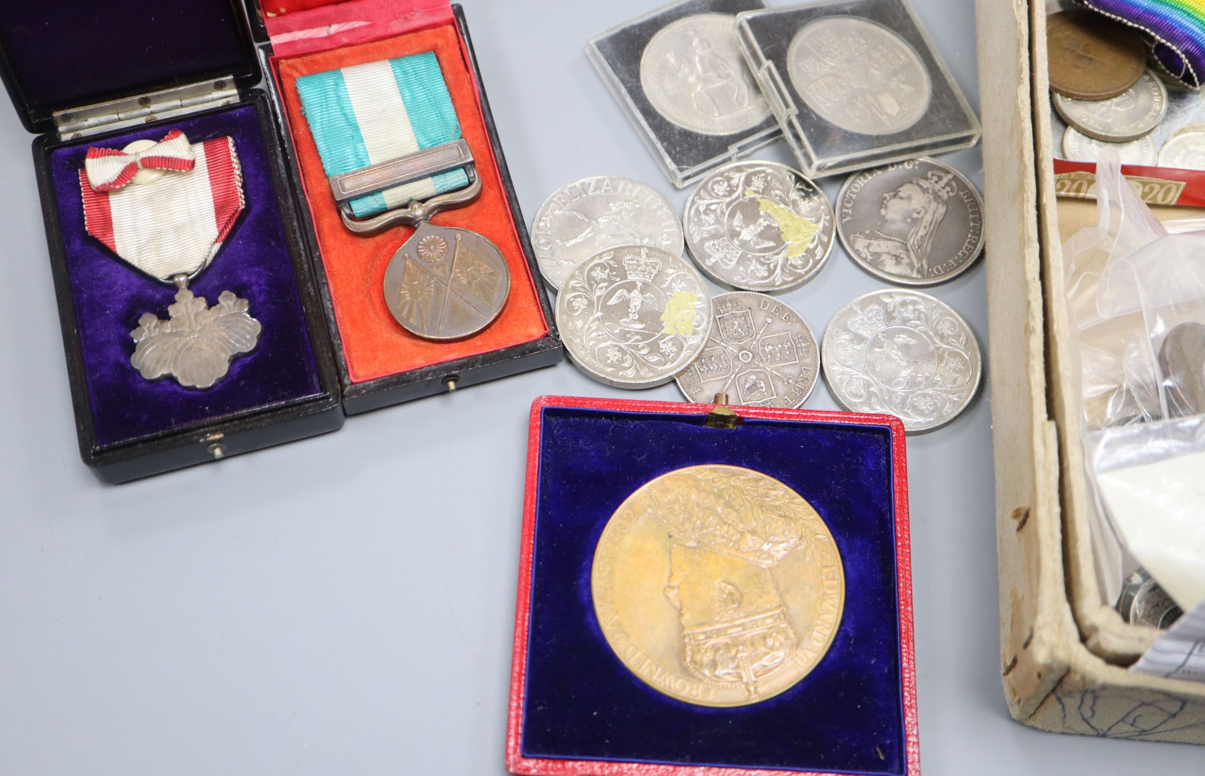 Assorted 18th to 20th century world coinage + medals to include a Macclesfield Half Penny, a - Image 2 of 2