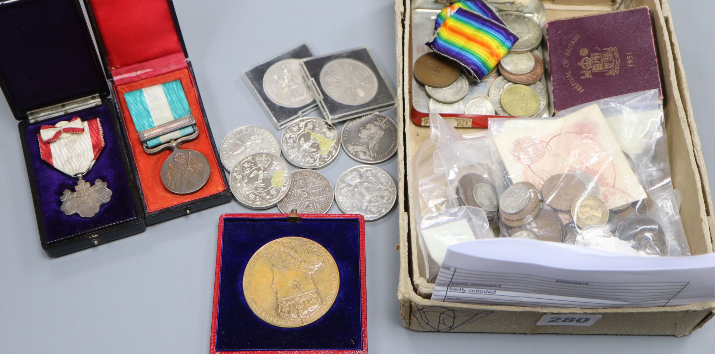 Assorted 18th to 20th century world coinage + medals to include a Macclesfield Half Penny, a