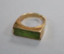 A 9ct. gold and nephrite jade rectangular stone set ring, size N/O.