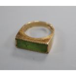 A 9ct. gold and nephrite jade rectangular stone set ring, size N/O.