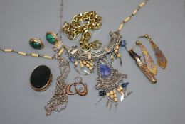 Assorted costume jewellery.