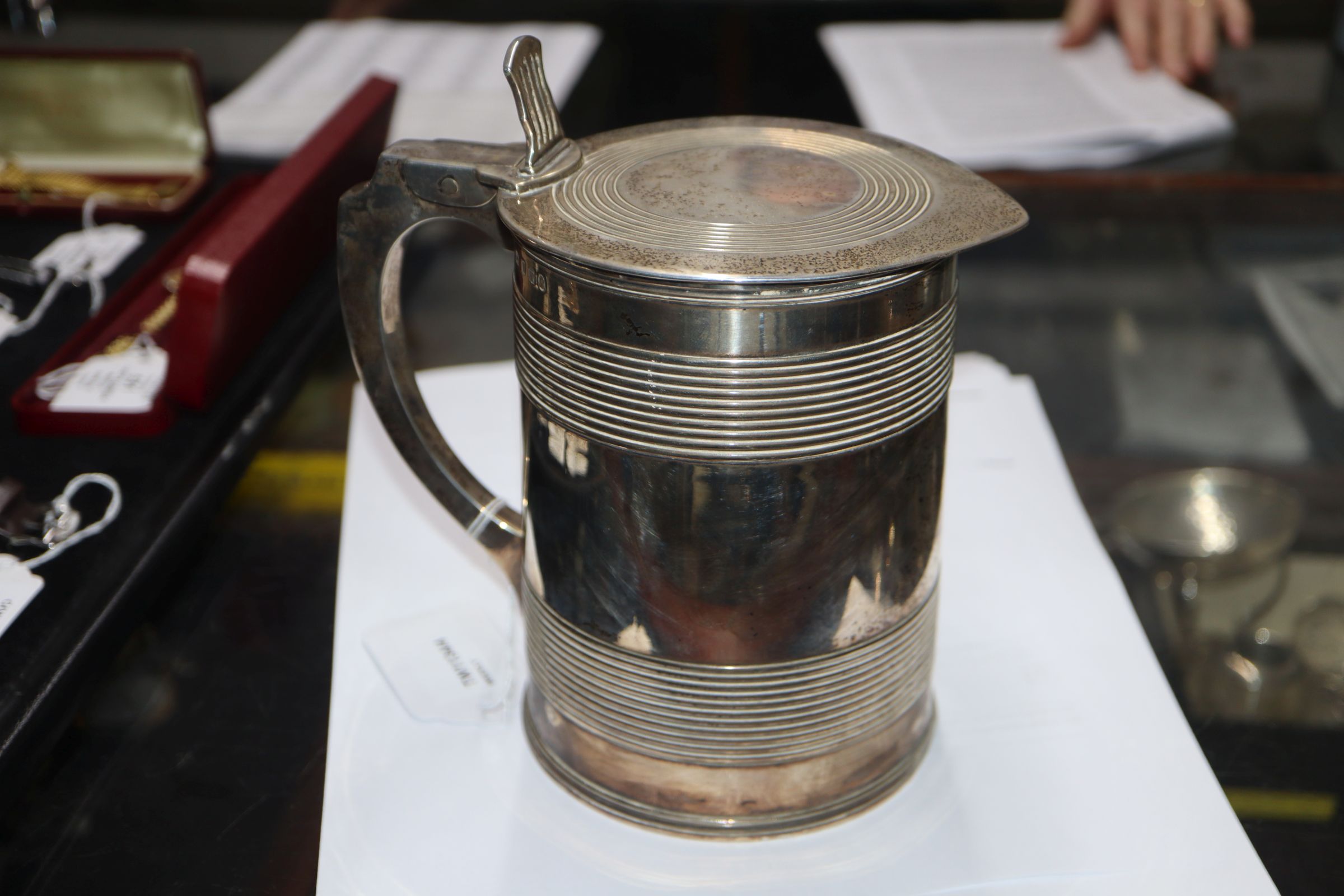 A George III silver tankard, Duncan Urquhart & Naphtali Hart, London 1803, 25.7oz, in bespoke wooden - Image 6 of 10