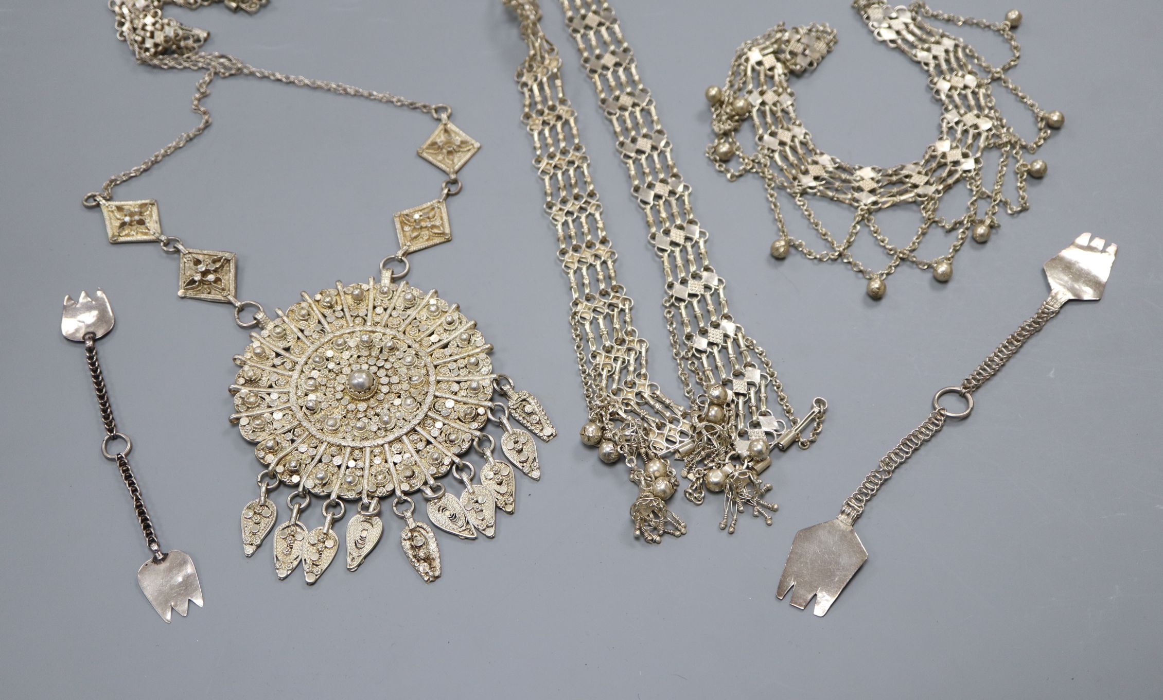 A quantity of assorted white metal jewellery.