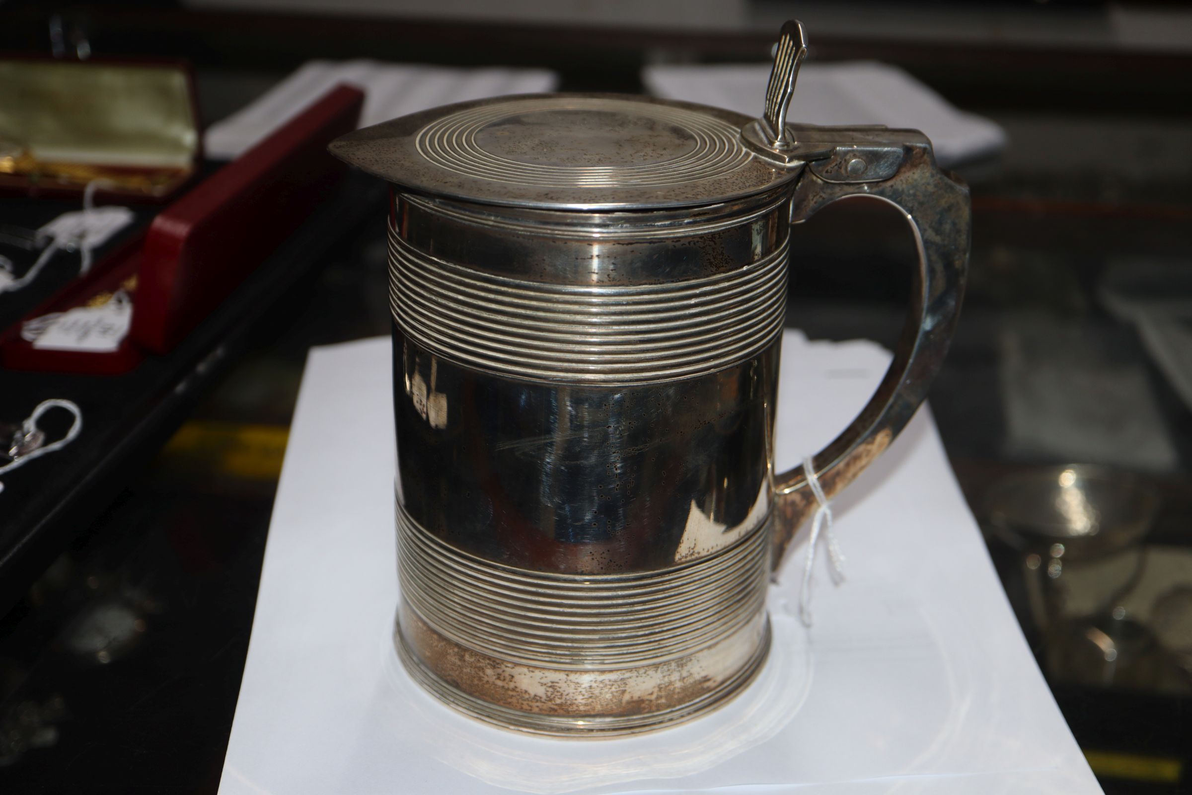 A George III silver tankard, Duncan Urquhart & Naphtali Hart, London 1803, 25.7oz, in bespoke wooden - Image 8 of 10