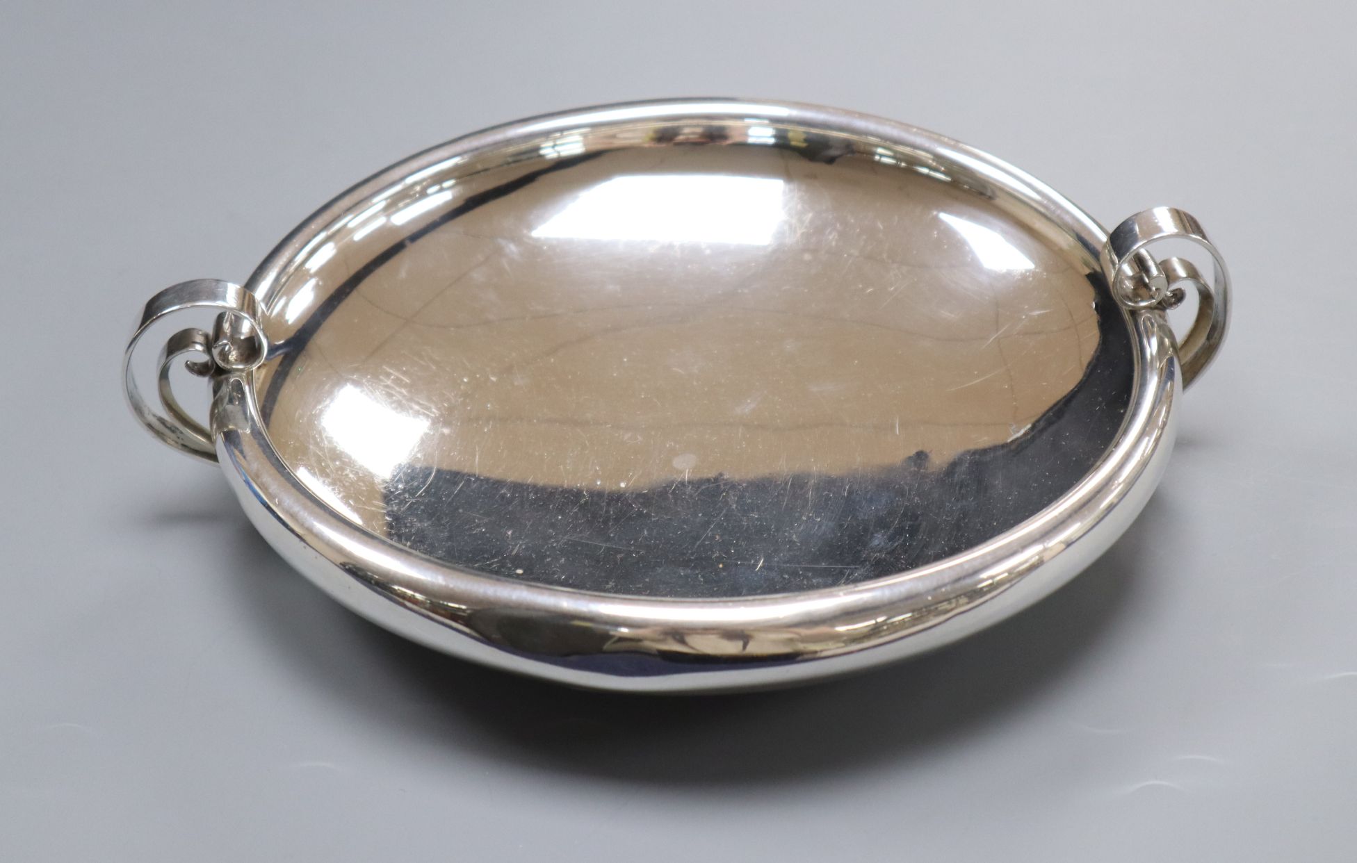 A George VI silver shallow two handled bowl, Birmingham, 1938, 23.3cm over handles, 14.5 oz.