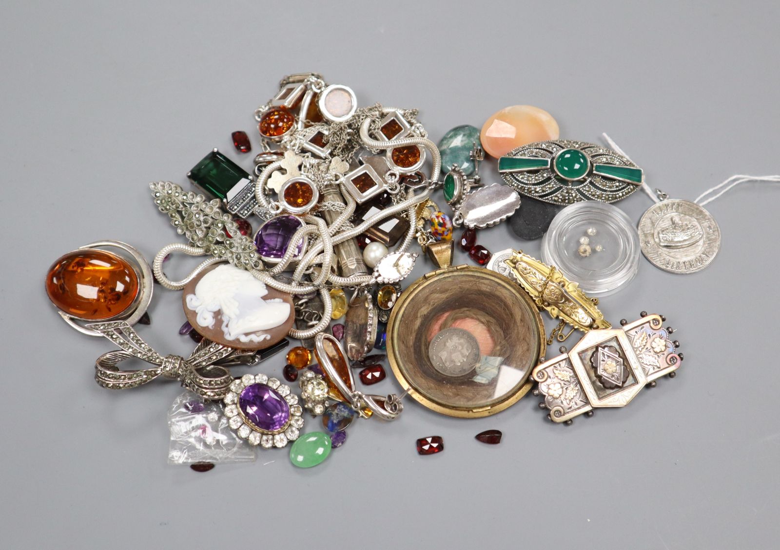 Mixed jewellery including white metal and loose stones, etc.