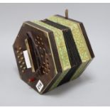 A concertina width 17cm