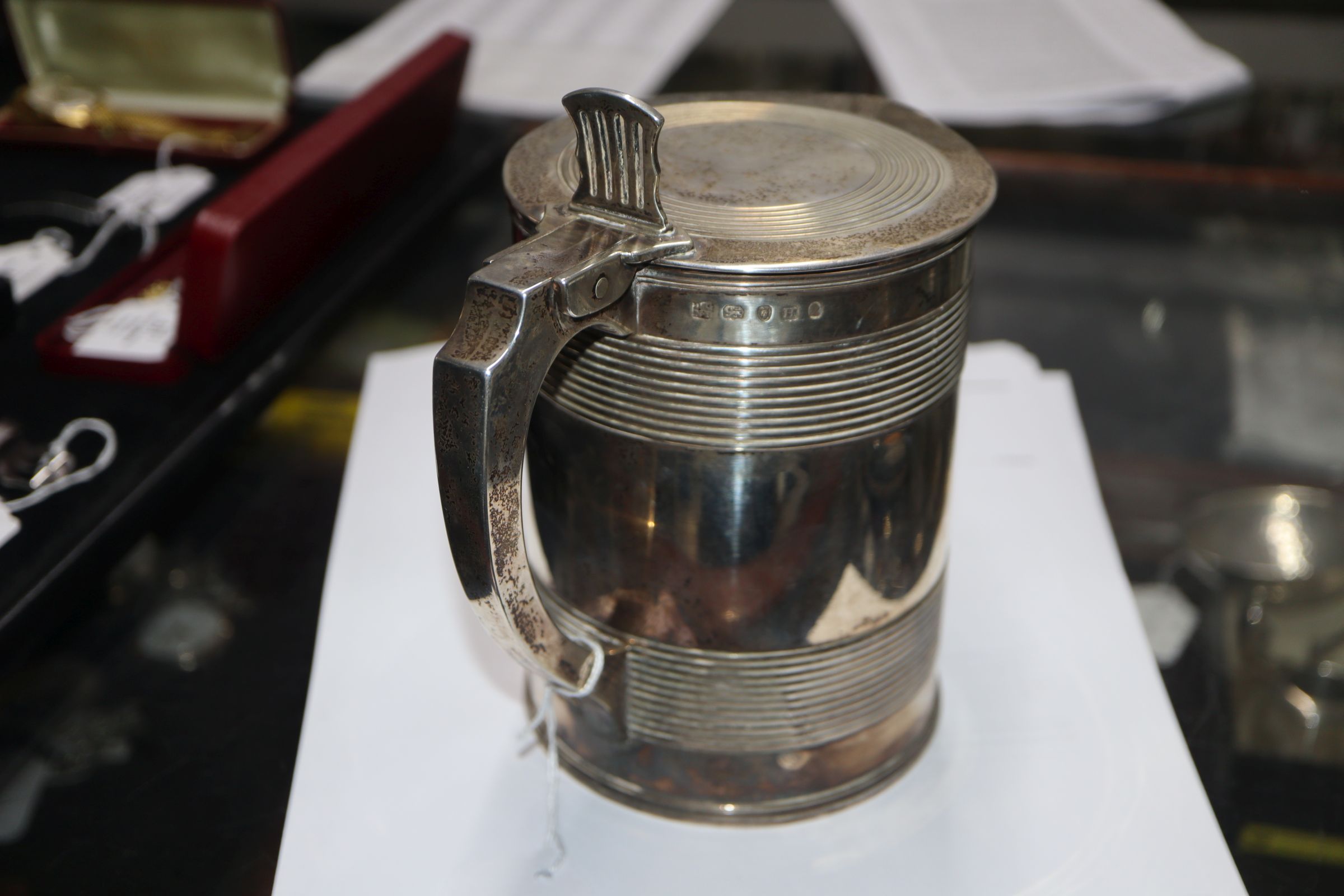 A George III silver tankard, Duncan Urquhart & Naphtali Hart, London 1803, 25.7oz, in bespoke wooden - Image 9 of 10