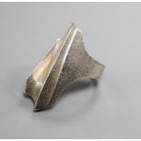 A 1990's Finnish Bjorn Weckstrom for Lapponia sterling dress ring 'The Shuttle', Size I.