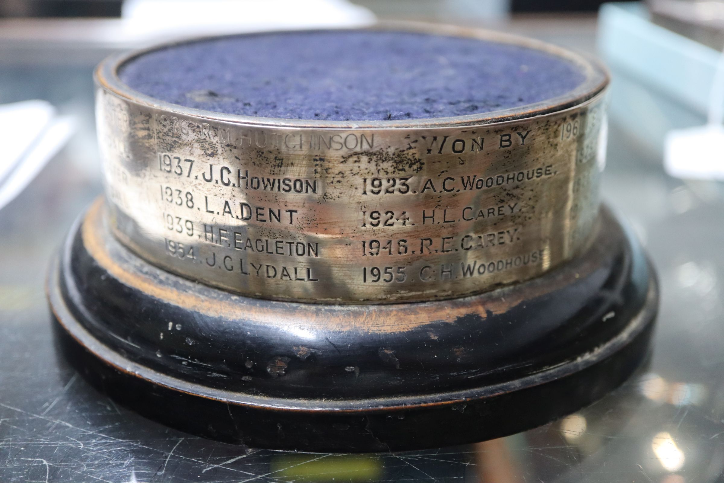 A George III silver tankard, Duncan Urquhart & Naphtali Hart, London 1803, 25.7oz, in bespoke wooden - Image 4 of 10