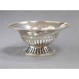 An Edwardian pierced silver pedestal bowl by Walker & Hall, Sheffield, 1909, diameter 15.4cm.