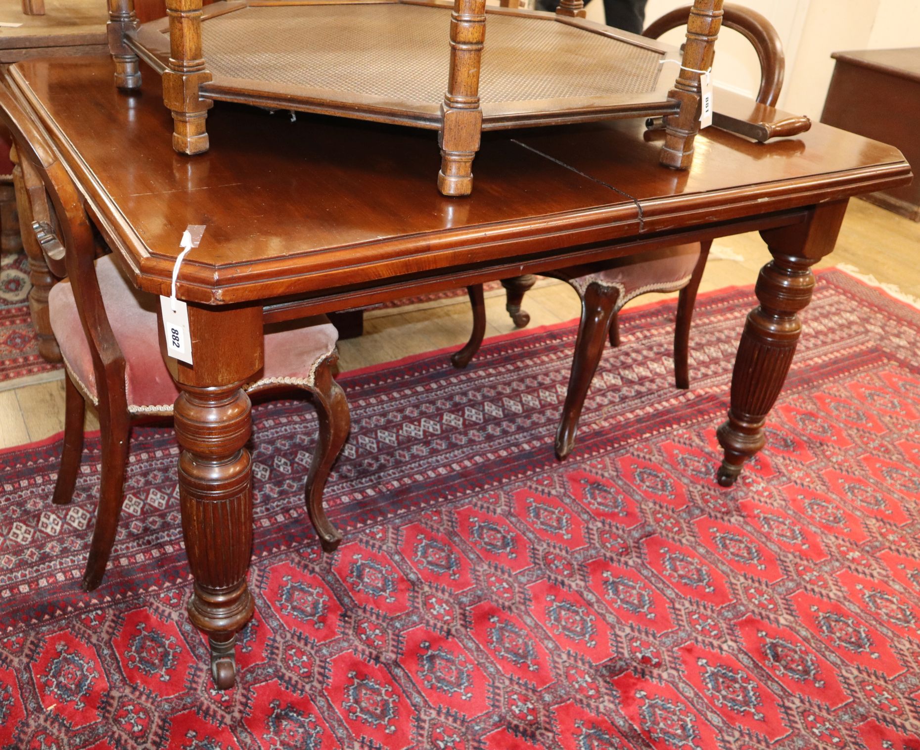 A late Victorian mahogany extending dining table, with one spare leaf 156cm extended