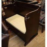 A small Edwardian Art Nouveau oak boxed seat settle W.88cm