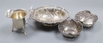 An Edwardian repousse silver bonbon dish, London, 1907, a silver cream jug and pair of silver bonbon