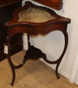 An Edwardian mahogany triform bijouterie table W.57cm