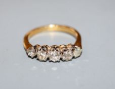 An 18ct and five stone graduated old round cut diamond set half hoop ring, size K.