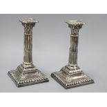 A pair of Corinthian columned silver-plated candlesticks H.23cm