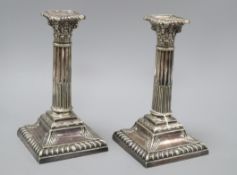 A pair of Corinthian columned silver-plated candlesticks H.23cm