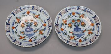 A pair of Delft plates Diameter 22cm