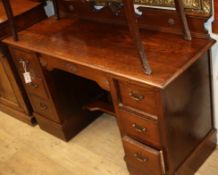 An oak kneehole desk W.122cm