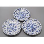 A set of three Chinese blue and white plates Diameter 20cm