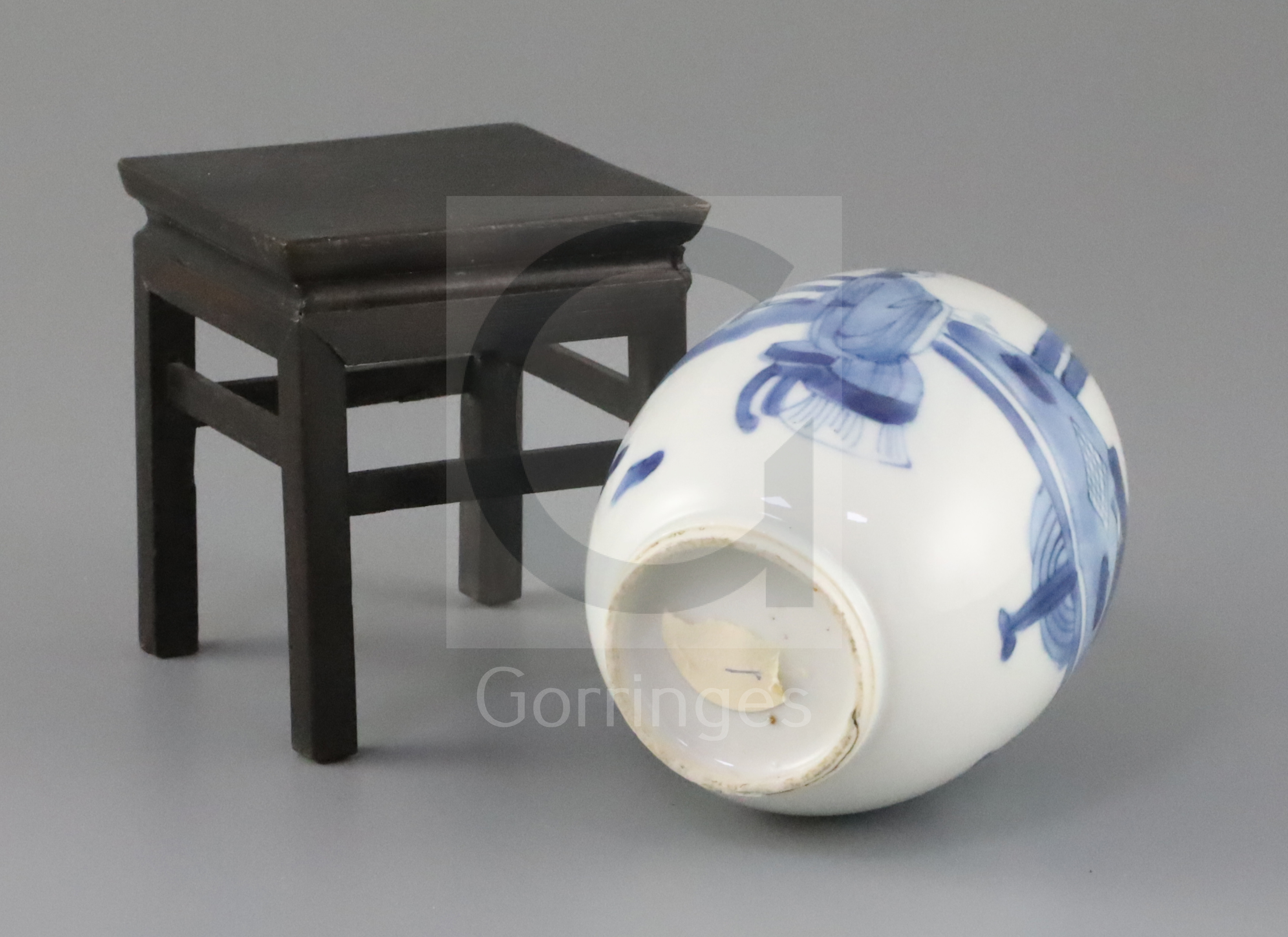 A Chinese blue and white small ovoid vase, Kangxi period, painted with two ladies seated at a - Image 3 of 3