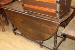 A 1920's oak gateleg dining table W.134cm