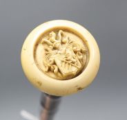 A ivory-handled walking stick with coat of arms L.87cm
