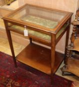 An Edwardian satinwood banded mahogany bijouterie table W.60cm