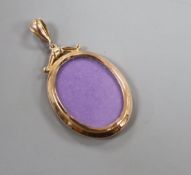 A 9ct mounted oval locket with glazed back and front, overall 5cm.