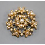 An Edwardian yellow metal and split pearl set flower head pendant brooch, 27mm.
