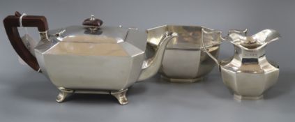 A George VI silver octagonal shaped teapot, Sheffield 1938, gross 22oz. and a silver sugar bowl with