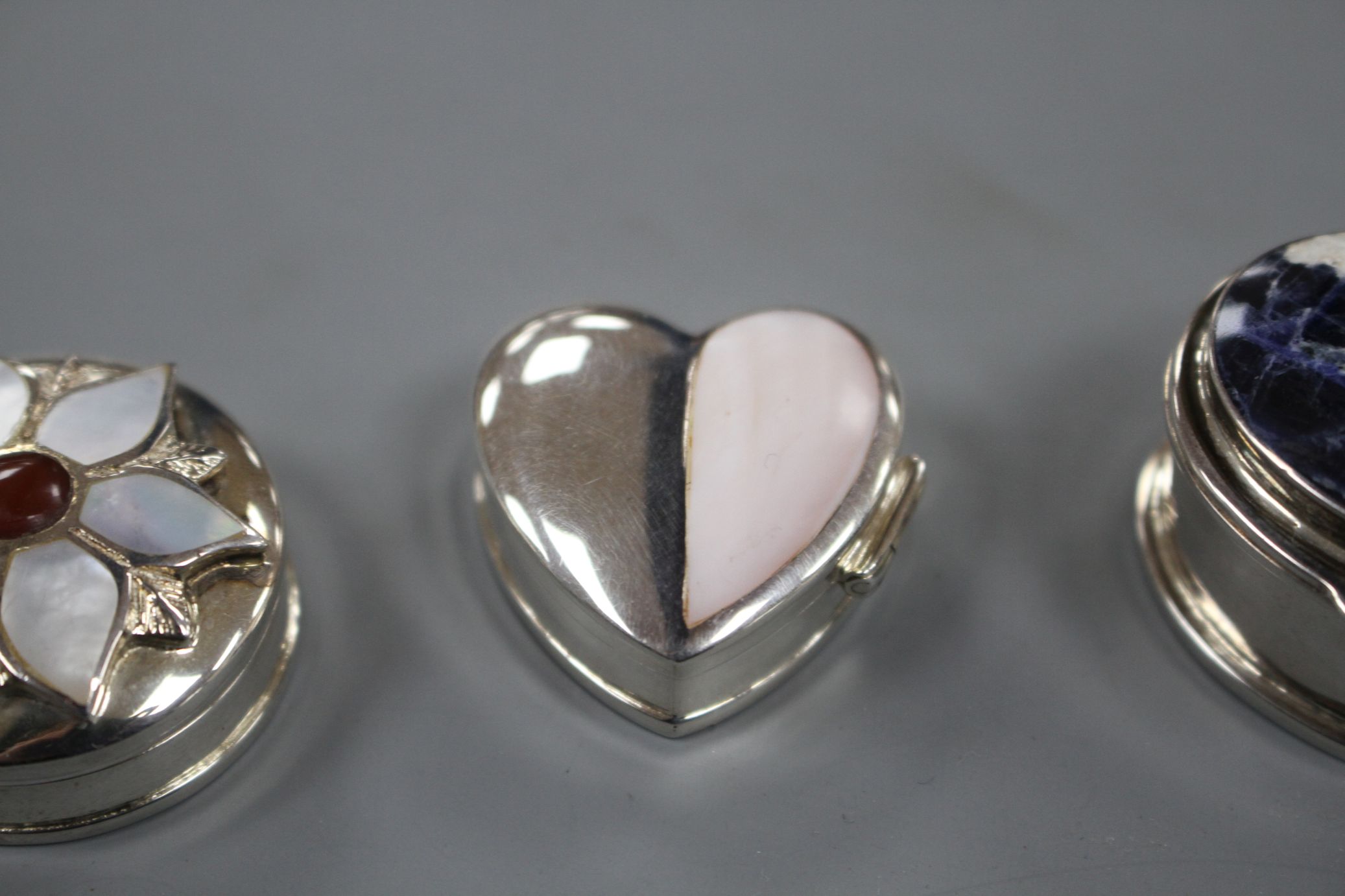 Three assorted modern silver pill boxes, including oval with hardstone lid, heart shaped and - Image 4 of 11