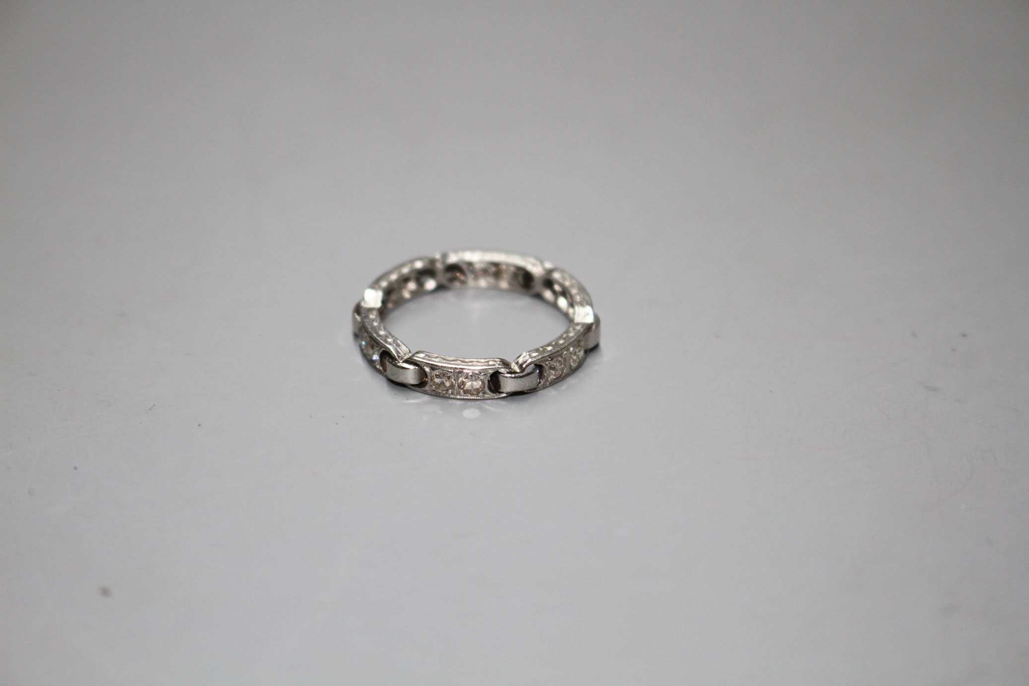 An unusual white metal (stamped Plat) and twelve stone diamond set eternity ring, with six 'chain' - Image 5 of 6