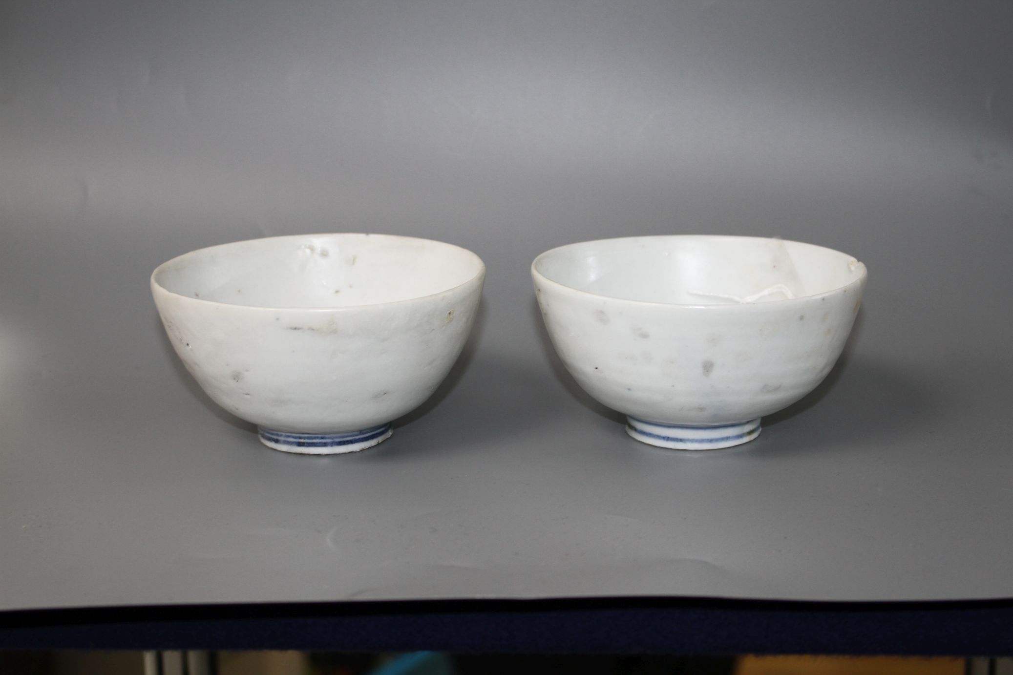 Two Chinese Ming blue and white bowls, Zhangzhou kilns, each painted with a lion-dog to the - Image 3 of 7