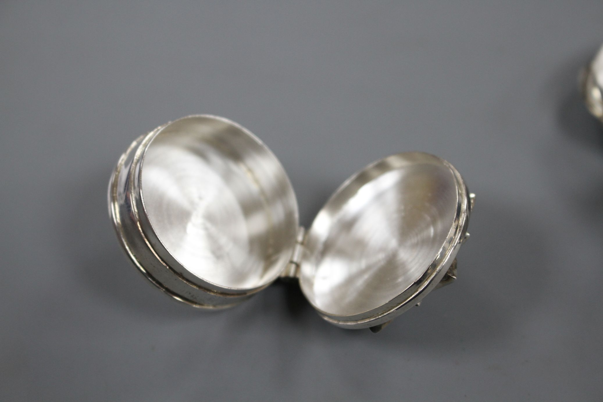 Three assorted modern silver pill boxes, including oval with hardstone lid, heart shaped and - Image 9 of 11