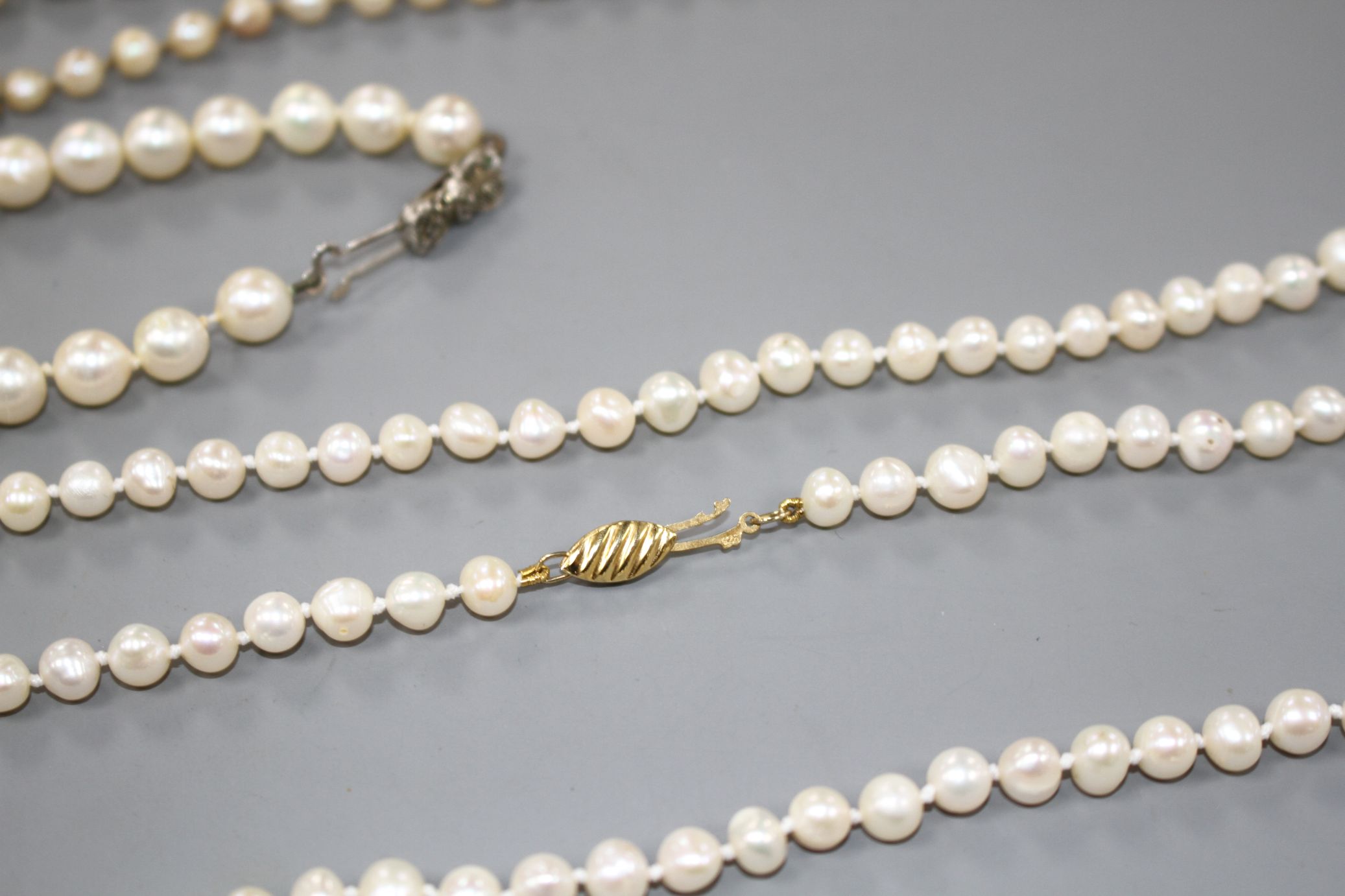 Seven assorted single strand cultured pearl necklaces, three with 925 clasps, two with 935 or 835 - Image 5 of 8