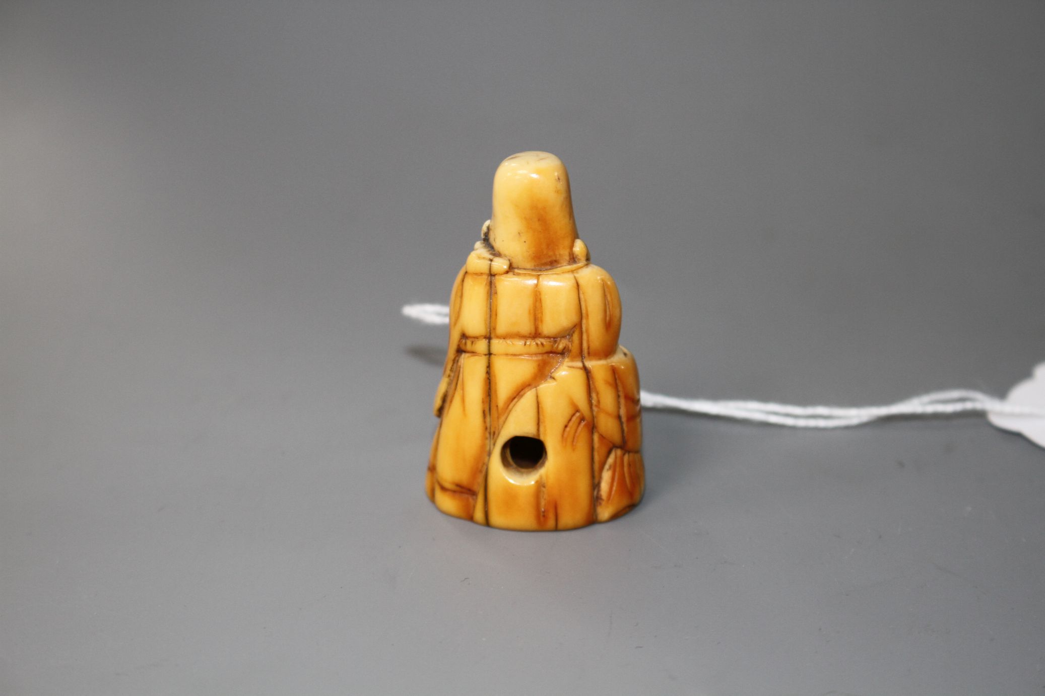 An 18th century Japanese ivory netsuke of Fukurokuju, age splits to the ivory and wear to the - Image 3 of 5